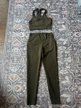 ALO High-Waist Olive Green Active Leggings with Matching Sports Bra both size Sm